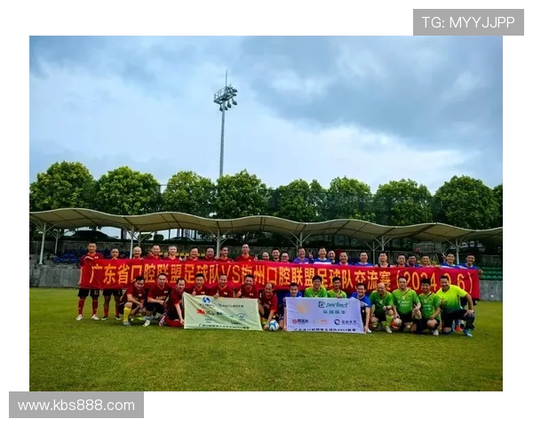 退役足球明星们的生活点滴合照展现友谊与激情的延续